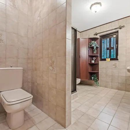 Wellness Near Vienna - Pool, Sauna & Whirlpool Vakantiehuis