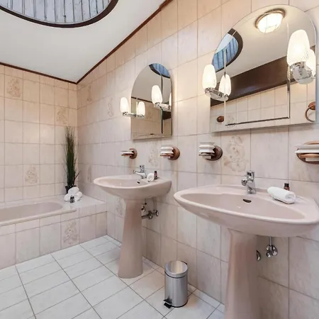 Wellness Near Vienna - Pool, Sauna & Whirlpool Vakantiehuis